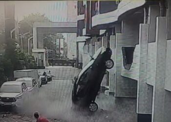Car Falls from Second Floor Parking Lot in Viman Nagar, No Injuries Reported