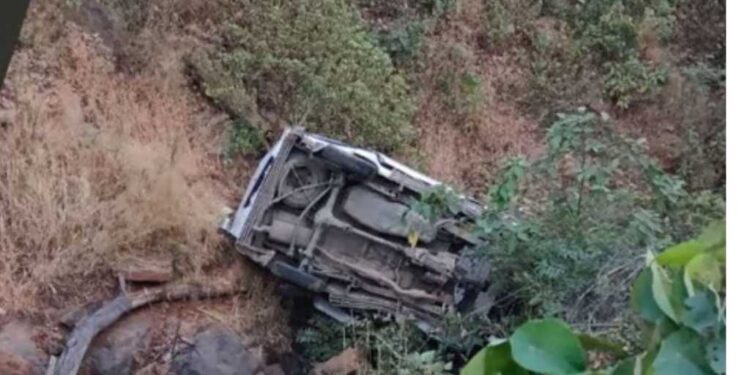 Tragedy in Varandha Ghat: One Dead, Eight Injured as Car Plunges Into 100-Foot Ravine