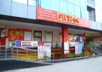 Sudden Closure of FIITJEE Coaching Centres Shocks Students and Parents Across India