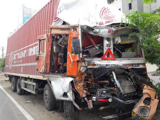 Speeding Container Truck Causes Havoc on Chakan-Shikrapur Highway, Injuring 10 and Damaging Over 20 Vehicles