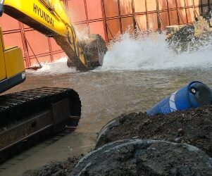 Pipeline Burst During Metro Work in Nigdi Disrupts Water Supply, Causes Massive Wastage