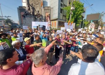 Pimpri-Chinchwad Residents Form Human Chain to Raise Alarm Over River Pollution