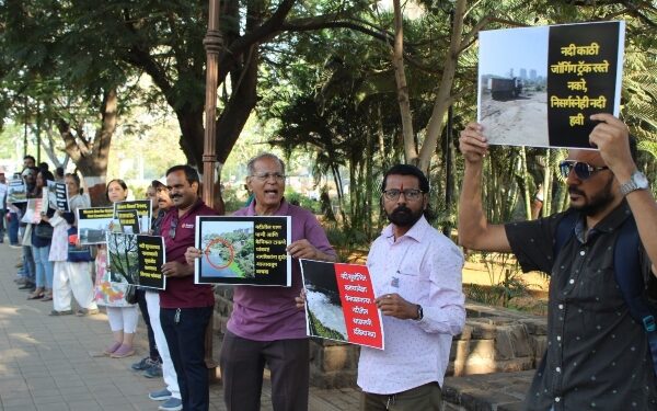 Citizens Form Human Chain in Pimple Saudagar to Protest PCMC’s Riverfront Development Project