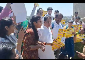 Sharad Pawar Group Workers Protest on Metro Track, Clash with Police