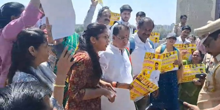 Sharad Pawar Group Workers Protest on Metro Track, Clash with Police