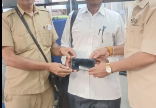 Pune News: Honest PMPML Conductor Returns Passenger’s Lost Mobile