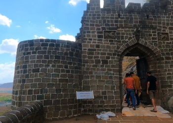 Bee Attack at Shivneri Fort Injures 60 Visitors