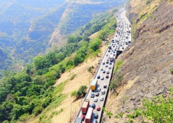 Traffic Snarls on MumbaiPune Expressway Due to Long Weekend