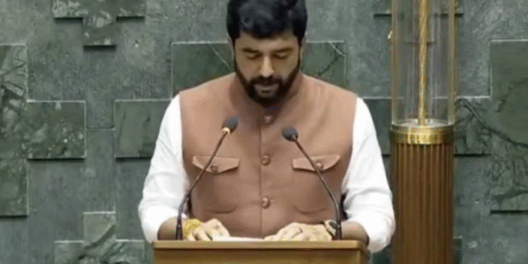 580 Pune Tourists Stranded in Kashmir After Pahalgam Terror Attack Two Dead Special Flights Arranged for Return