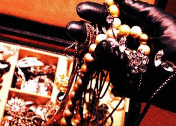 Jewelry Artisan Robbed in Punes Raviwar Peth