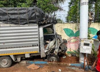Tempo Crashes Into Pole Near Wakdewadi ChowkDriver Injured