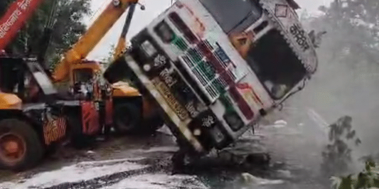 Hydrochloric Acid Tanker Overturns Near Tamhini Ghat Driver Rescued Safely