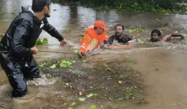 NDRF Rescues Devotee Swept Away in Indrayani River During Alandi Palkhi Procession