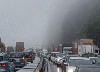 Severe Traffic Congestion Halts Mumbai-Pune Expressway Amid Heavy Rainfall