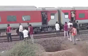 Major Train Accident in Mumbai 12 Passengers Fall from Pushpak Express5 Dead