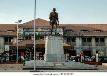 Attempt to Decapitate Mahatma Gandhis Statue at Pune Railway Station Foiled by Police